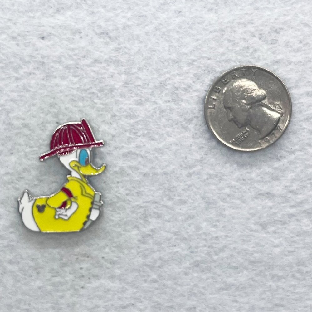 🔮 5/$25 Disney Donald‎ Duck Firefighter Pin - Picture 2 of 3